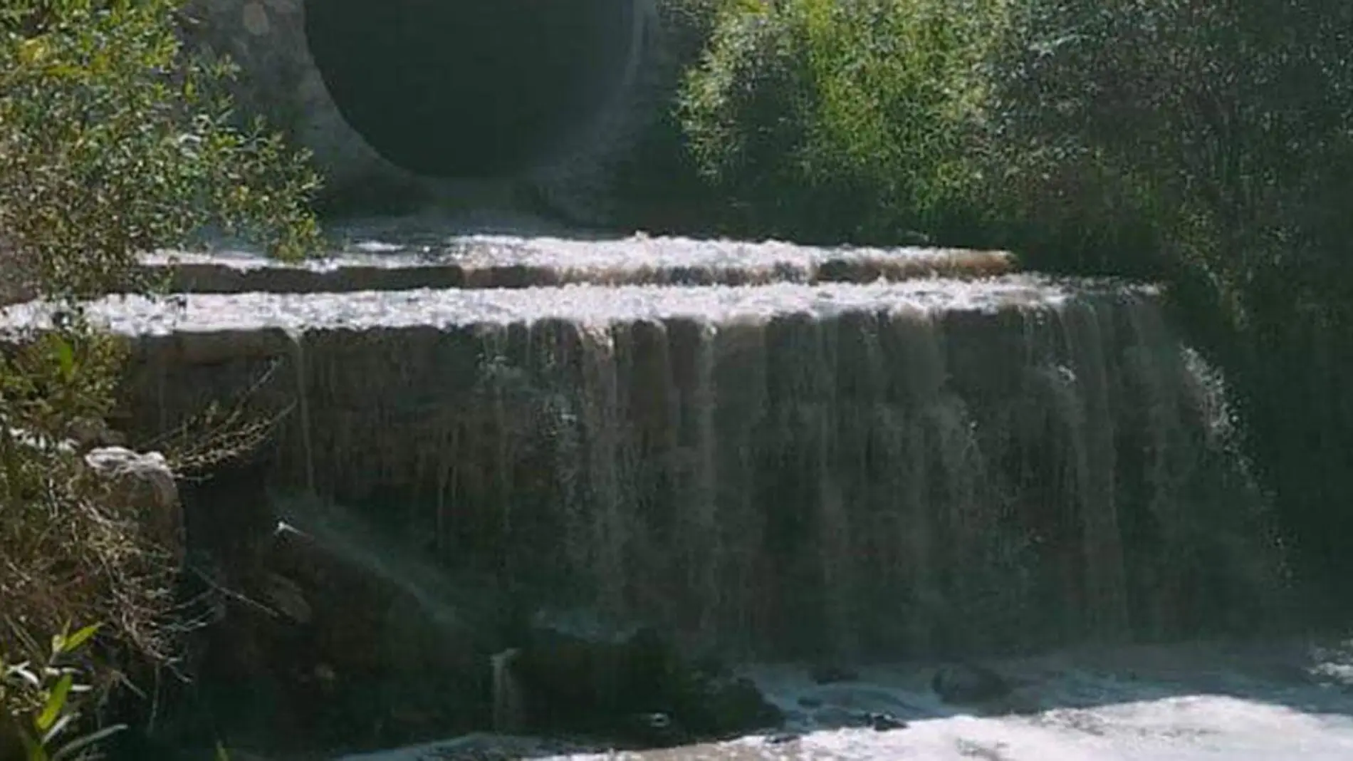 El desagüe proviene de la ciudad y desemboca al río